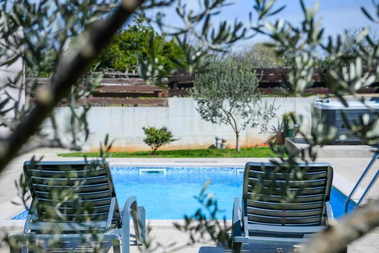Вилла Bobo Family House With Pool Воднян Экстерьер фото