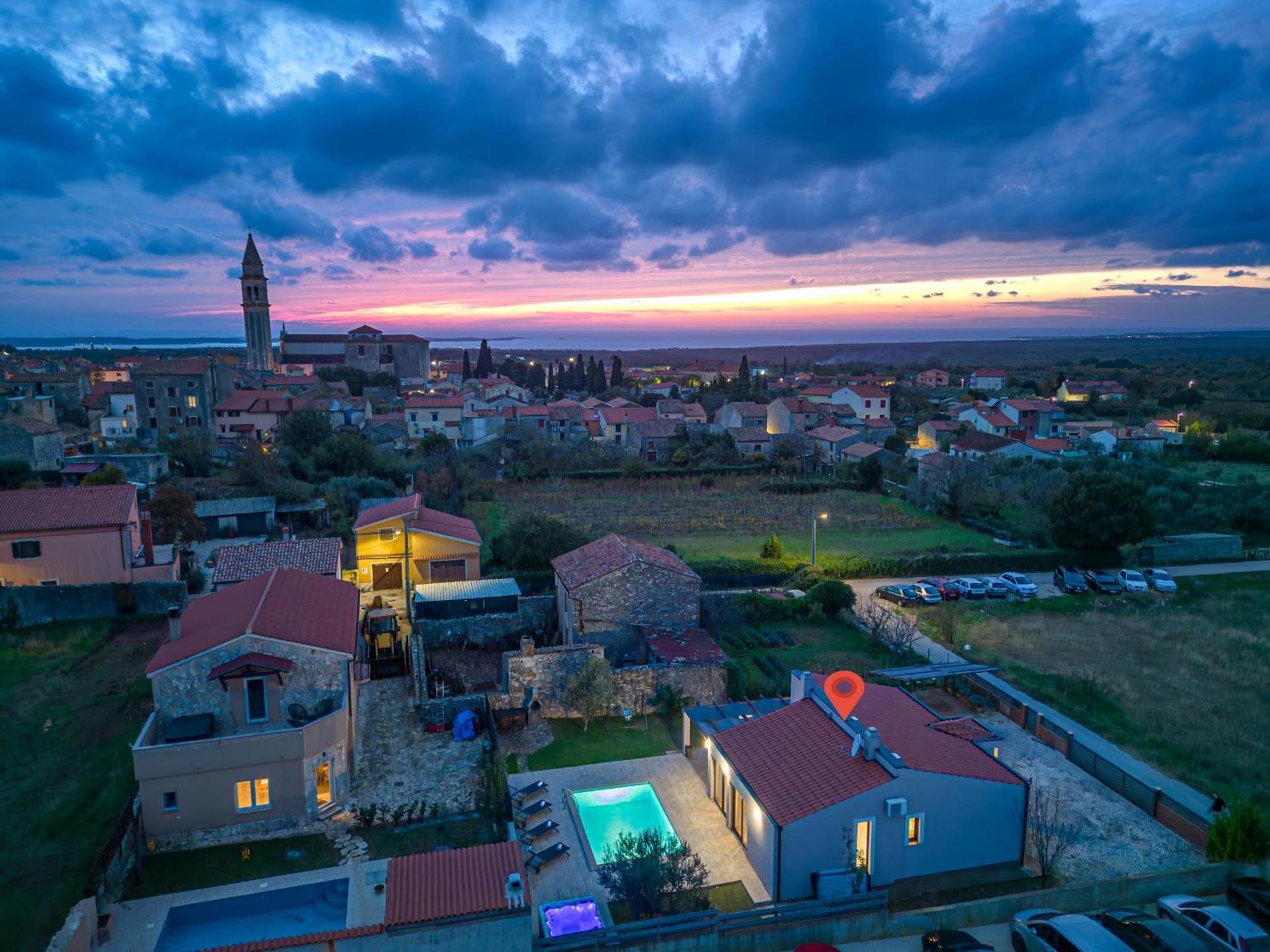 Вилла Bobo Family House With Pool Воднян Экстерьер фото